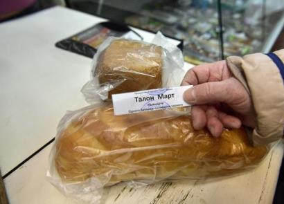 Жители российского села жалуются на бесплатно раздающего хлеб армянского бизнесмена: «Мало дает!