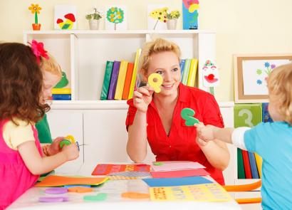According to the minimum rank, what should an assistant teacher do? Job responsibilities of an assistant teacher in a kindergarten